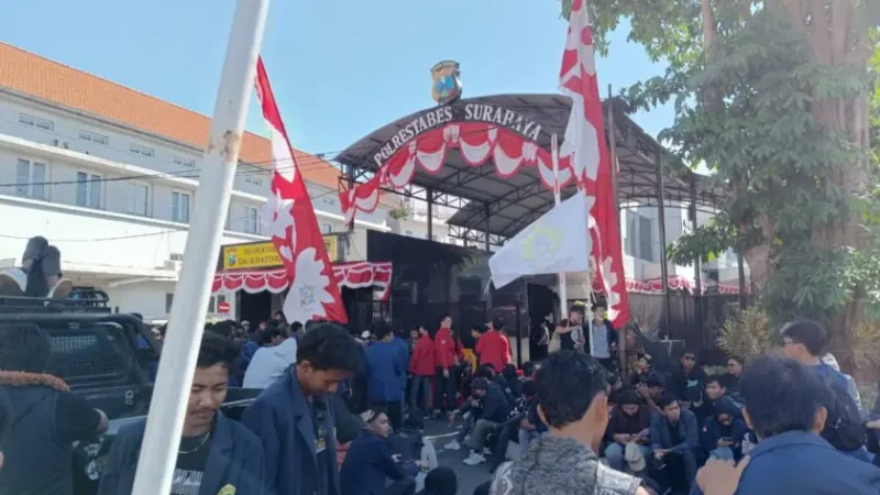 Mahasiswa Menggeruduk Polrestabes Surabaya, Setelah Kepung Polda Jatim.