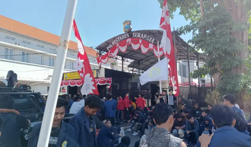 Mahasiswa Menggeruduk Polrestabes Surabaya, Setelah Kepung Polda Jatim.