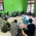 Kebersamaan dan Kekompakan Satgas TMMD dalam Momen Makan Siang Bersama