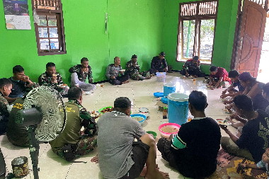 Kebersamaan dan Kekompakan Satgas TMMD dalam Momen Makan Siang Bersama