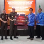 Kejari Sidoarjo Kembalikan Uang Sitaan Korupsi Rp 1,8 Miliar ke Perumda Delta Tirta Sidoarjo.  