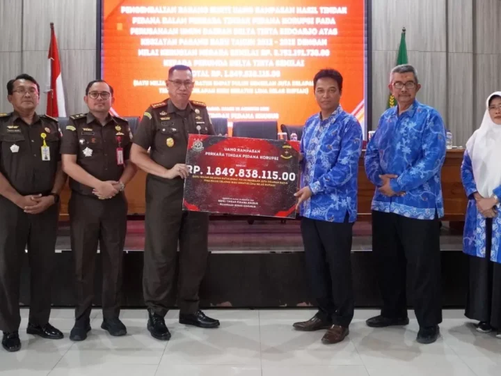 Kejari Sidoarjo Kembalikan Uang Sitaan Korupsi Rp 1,8 Miliar ke Perumda Delta Tirta Sidoarjo.  