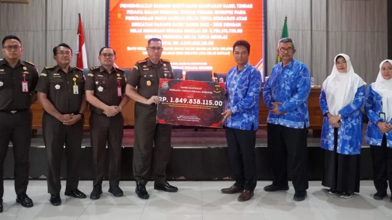 Kejari Sidoarjo Kembalikan Uang Sitaan Korupsi Rp 1,8 Miliar ke Perumda Delta Tirta Sidoarjo.  