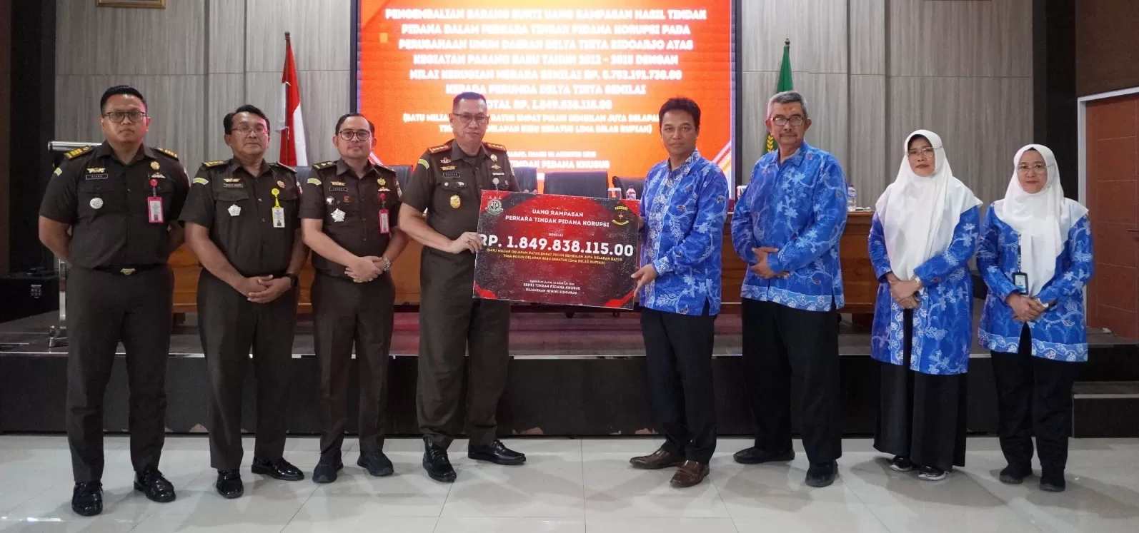 Kejari Sidoarjo Kembalikan Uang Sitaan Korupsi Rp 1,8 Miliar ke Perumda Delta Tirta Sidoarjo.  