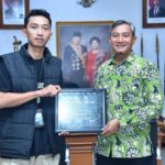 Bupati: Ini Bukan Sekedar Menjaga Tradisi Tapi Bagian Strategi Pembangunan, Bupati Indrata Nur Bayuaji Mendapatkan Penghargaan Sebagai Tokoh Penggerak dan Pelestari Budaya Nasional