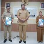 Serahkan SK PensiunWabup Gagarin: Pensiun PNS Awal Pengabdian Masyarakat Lebih Luas