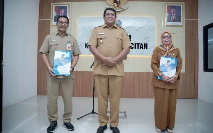 Serahkan SK PensiunWabup Gagarin: Pensiun PNS Awal Pengabdian Masyarakat Lebih Luas