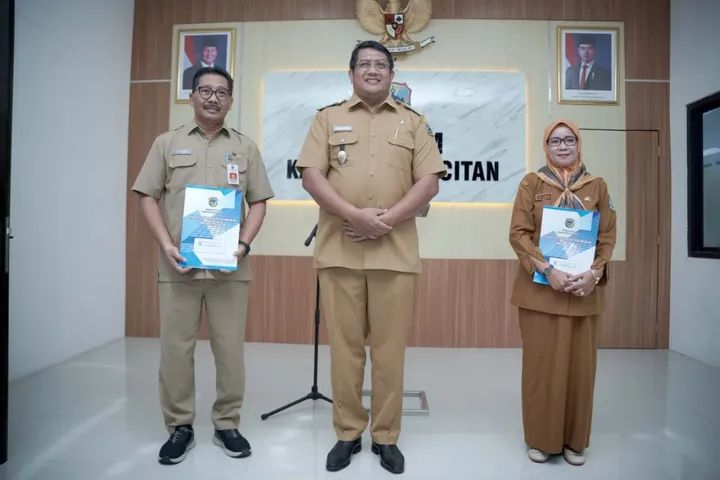 Serahkan SK PensiunWabup Gagarin: Pensiun PNS Awal Pengabdian Masyarakat Lebih Luas