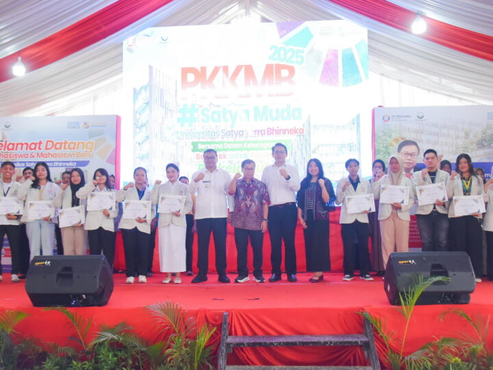 dr.H.Asri Ludin Tambunan Apresiasi Mahasiswa Berprestasi Di Universitas Satya Terra Bhinneka