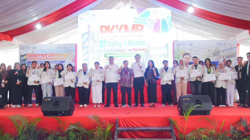 dr.H.Asri Ludin Tambunan Apresiasi Mahasiswa Berprestasi Di Universitas Satya Terra Bhinneka