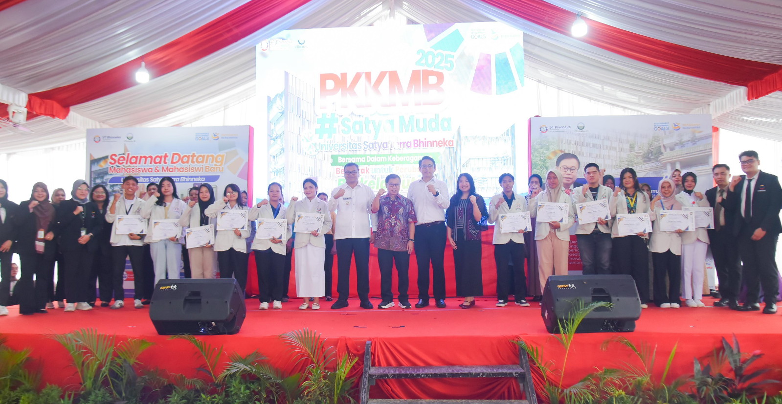 dr.H.Asri Ludin Tambunan Apresiasi Mahasiswa Berprestasi Di Universitas Satya Terra Bhinneka