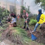 Babinsa Bersama Warga Bersihkan Jalan Lingkungan