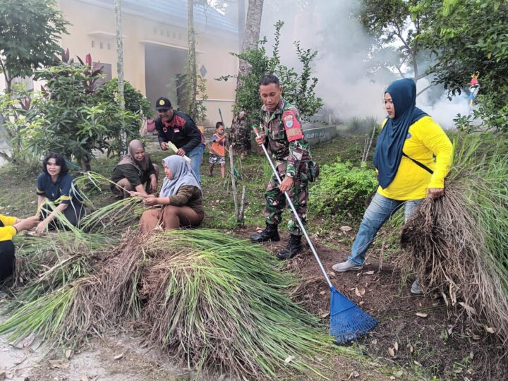 Babinsa Bersama Warga Bersihkan Jalan Lingkungan