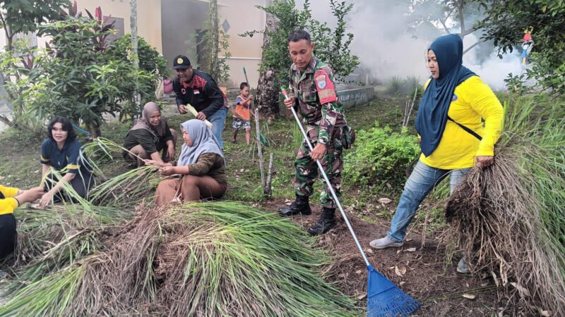 Babinsa Bersama Warga Bersihkan Jalan Lingkungan