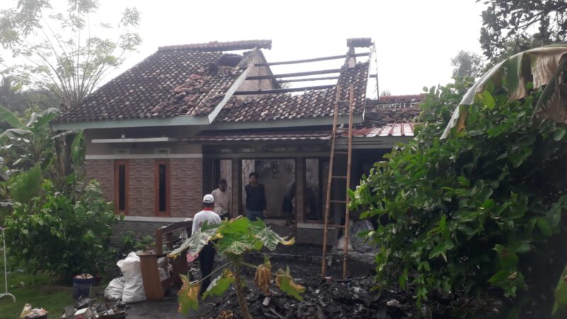 Rumah Warga di Parung Jahe Gatul Kebakaran, Dilalap Si Jago Merah, Api Diduga Berasal dari Atap Rumah Korban