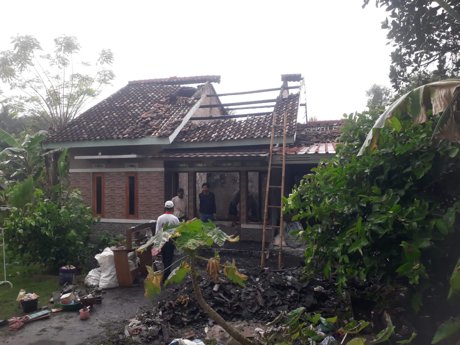 Rumah Warga di Parung Jahe Gatul Kebakaran, Dilalap Si Jago Merah, Api Diduga Berasal dari Atap Rumah Korban