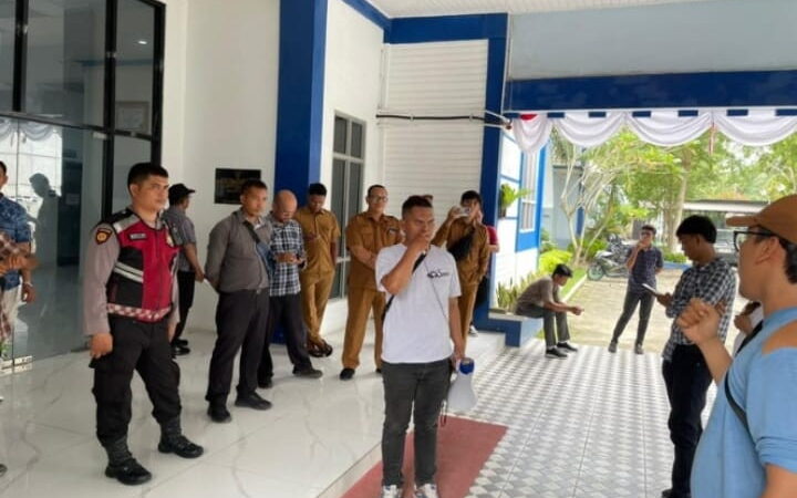 Waduh…!! “SHT Kasubbag Umum Dinas Pendidikan Deli Serdang Jadi Sorotan Tajam Aksi Demo SIMAK”