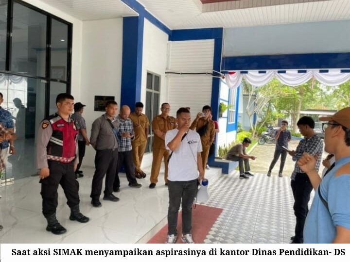 Waduh…!! “SHT Kasubbag Umum Dinas Pendidikan Deli Serdang Jadi Sorotan Tajam Aksi Demo SIMAK”