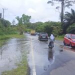 Hujan Deras Menyebabkan Banjir di Jalur Utama Pasir Panjang, Arus Lalu Lintas Tersendat