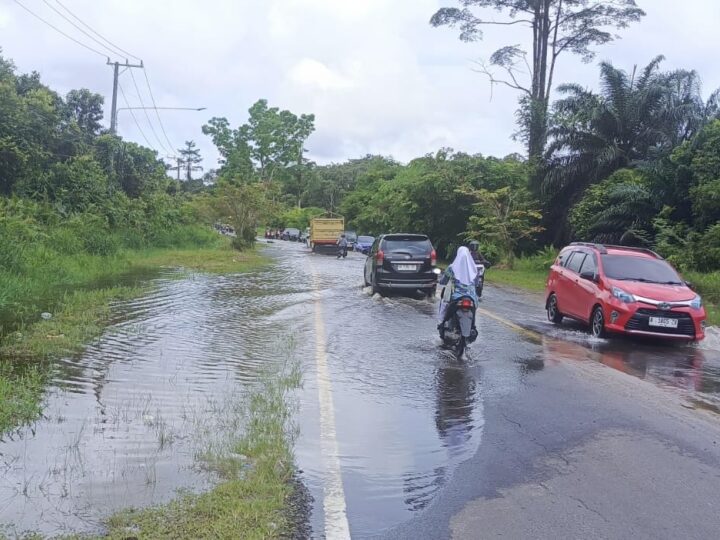 Hujan Deras Menyebabkan Banjir di Jalur Utama Pasir Panjang, Arus Lalu Lintas Tersendat