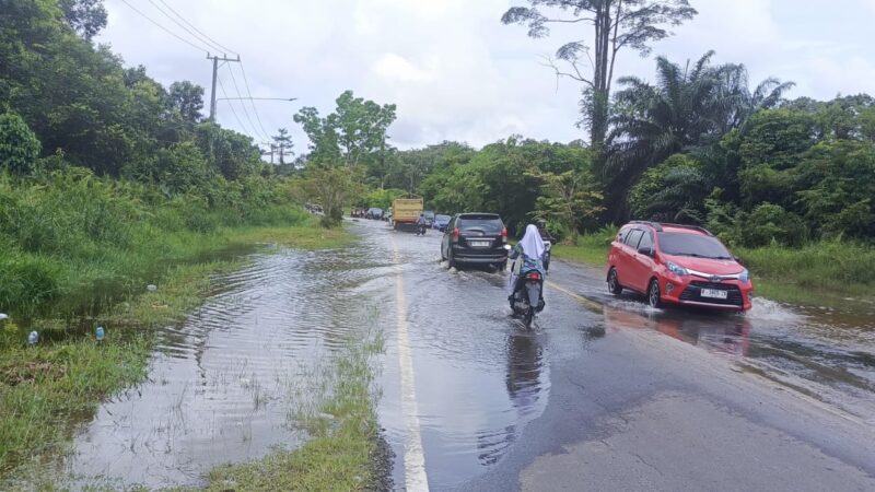 Hujan Deras Menyebabkan Banjir di Jalur Utama Pasir Panjang, Arus Lalu Lintas Tersendat