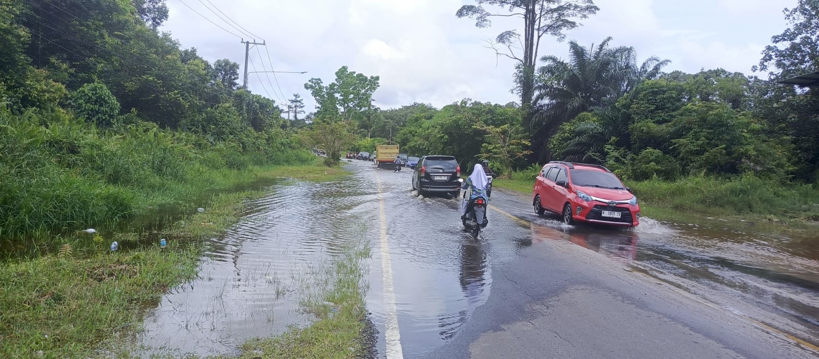 Hujan Deras Menyebabkan Banjir di Jalur Utama Pasir Panjang, Arus Lalu Lintas Tersendat