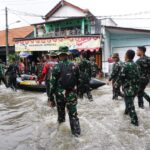 TNI Bergerak Cepat Evakuasi Korban Banjir di Denpasar, Kodam IX/Udayana Kerahkan Ratusan Prajurit