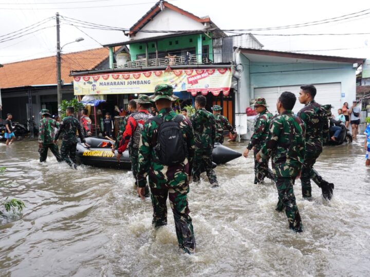 TNI Bergerak Cepat Evakuasi Korban Banjir di Denpasar, Kodam IX/Udayana Kerahkan Ratusan Prajurit