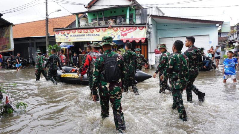 TNI Bergerak Cepat Evakuasi Korban Banjir di Denpasar, Kodam IX/Udayana Kerahkan Ratusan Prajurit