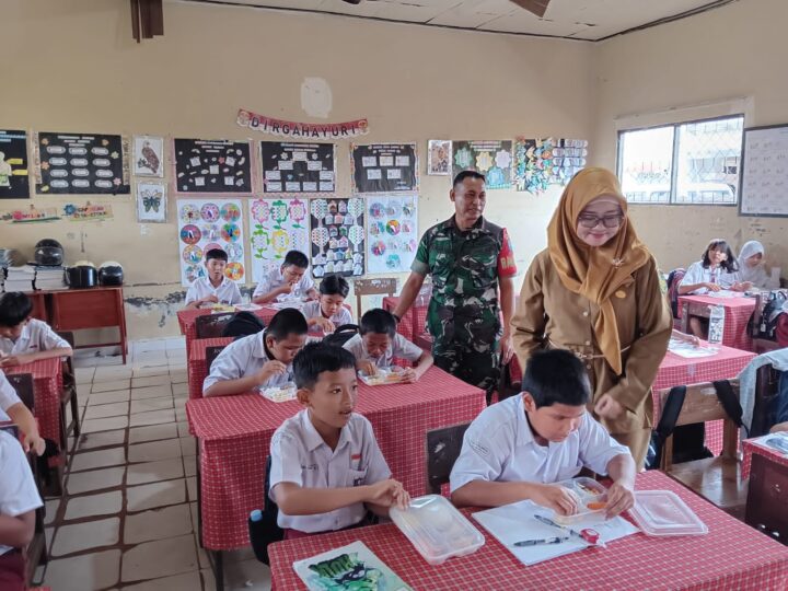 Dukung Program Pemerintah, Babinsa Laksanakan Pendampingan Pembagian Makan Bergizi Gratis