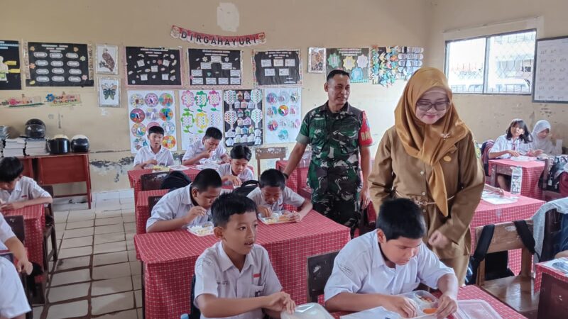 Dukung Program Pemerintah, Babinsa Laksanakan Pendampingan Pembagian Makan Bergizi Gratis