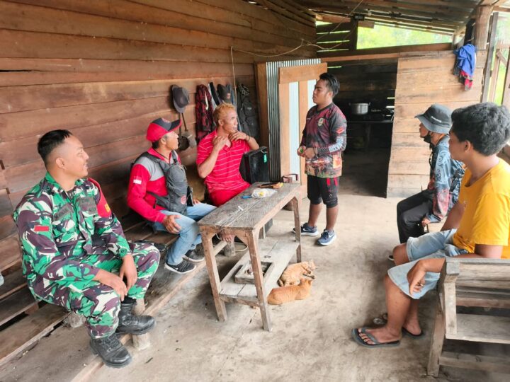 Guna Tercipta Situasi Kondusif Dan Aman Babinsa Komsos Serta Pantau Wilayah Binaan.
