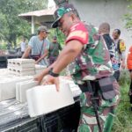 Wujud Rasa Peduli, Babinsa Bantu Bangun Rumah Warga Binaannya