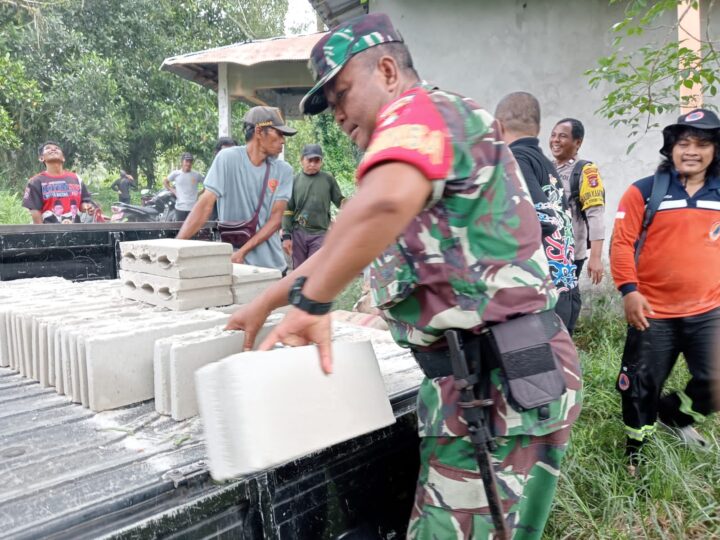 Wujud Rasa Peduli, Babinsa Bantu Bangun Rumah Warga Binaannya