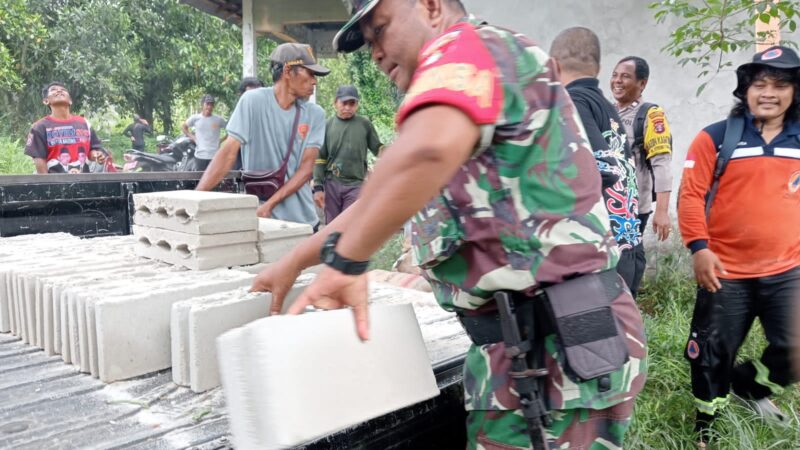 Wujud Rasa Peduli, Babinsa Bantu Bangun Rumah Warga Binaannya