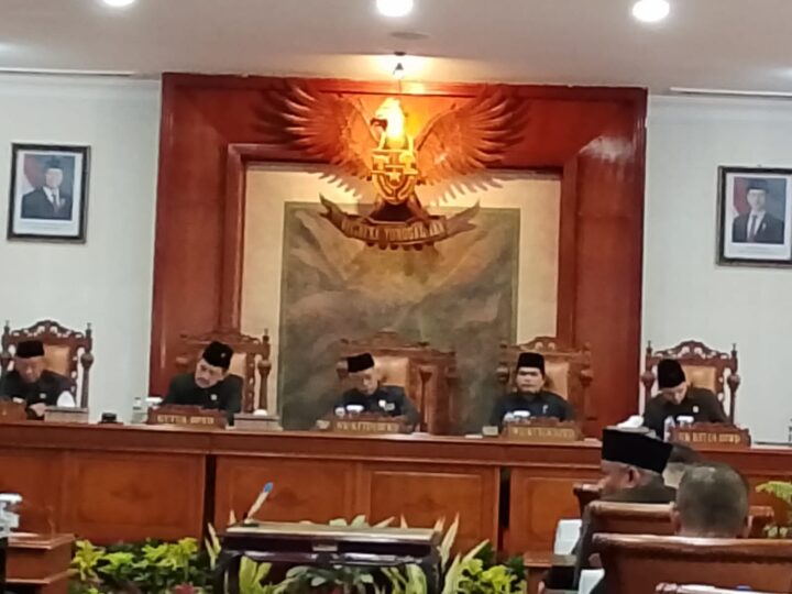 Ketua DPRD Hadir Langsung Dalam Rapat Paripurna Dalam Agenda Penetapan Perubahan Kedua Propemperda Tahun 2025, Rencana Kerja DPRD 2026 Serta Penyampaian Ranperda Tahun Anggaran 2026