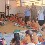 Peduli Anak Sekolah, Babinsa Dampingi Pelayanan Makan Bergizi Gratis