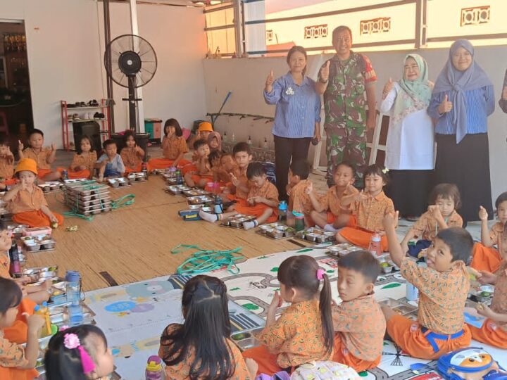 Peduli Anak Sekolah, Babinsa Dampingi Pelayanan Makan Bergizi Gratis