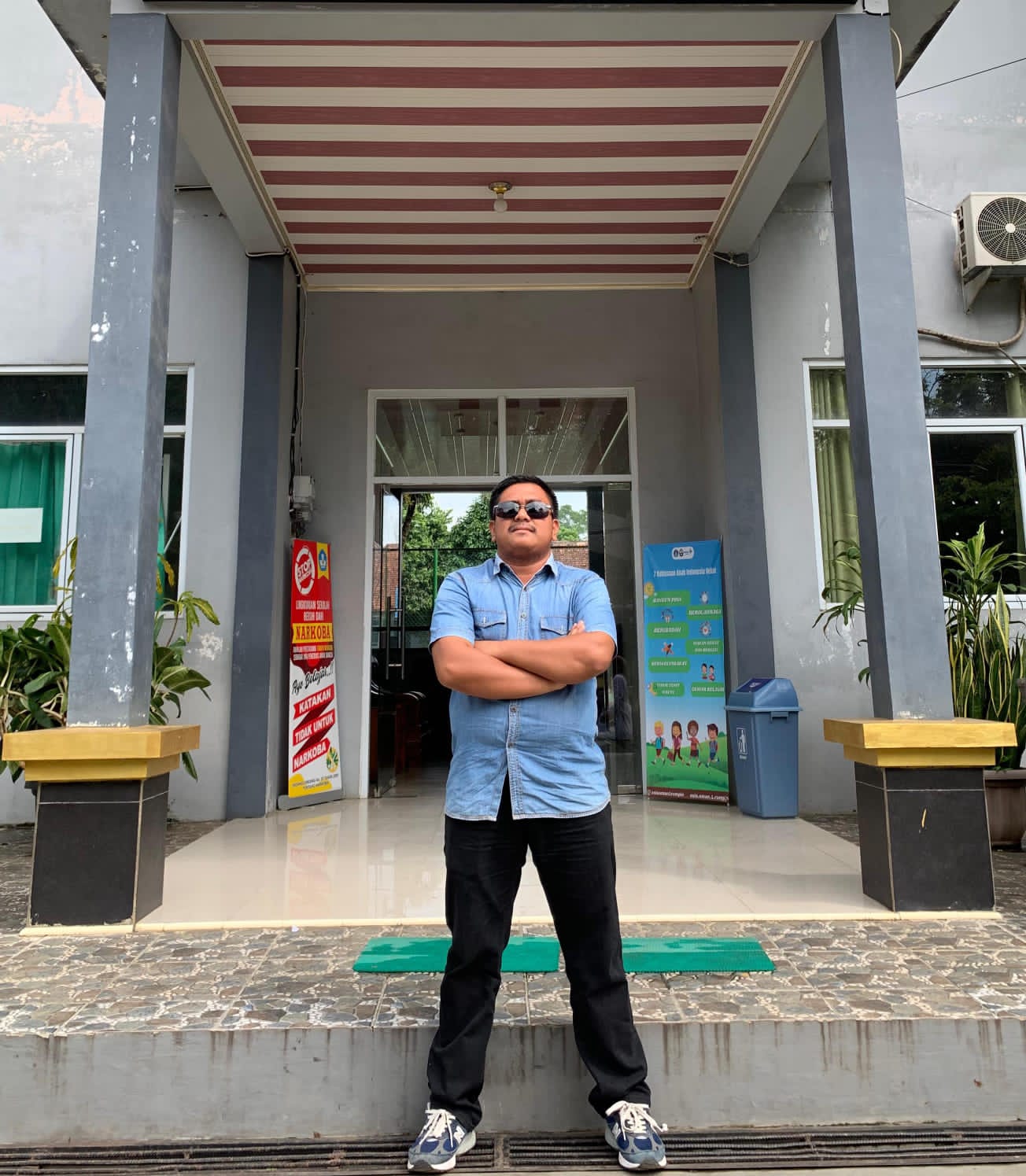 HERLAMBANG, SOSOK GURU MUDA DEDIKATIF