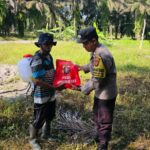 POLSEK PANGKALAN LADA DAN JAJARANNYA SALURKAN BANTUAN SOSIAL KEPADA MASYARAKAT