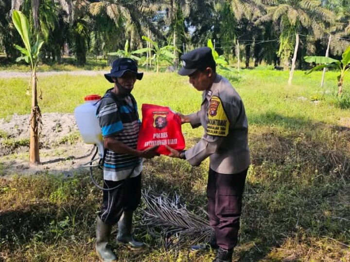 POLSEK PANGKALAN LADA DAN JAJARANNYA SALURKAN BANTUAN SOSIAL KEPADA MASYARAKAT