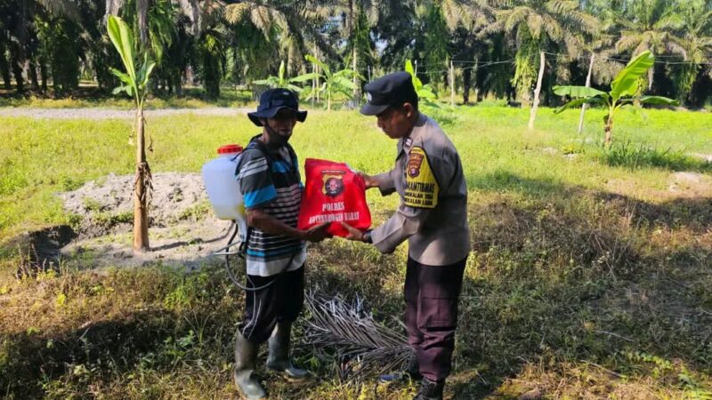 POLSEK PANGKALAN LADA DAN JAJARANNYA SALURKAN BANTUAN SOSIAL KEPADA MASYARAKAT