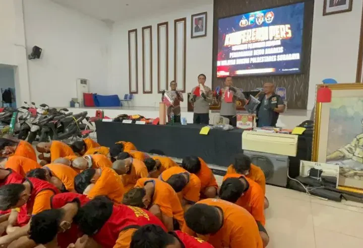 Polda Jatim Tetapkan 8 Anak-Anak dan 1 Dewasa sebagai Tersangka Pembakar Gedung Negara Grahadi Surabaya.