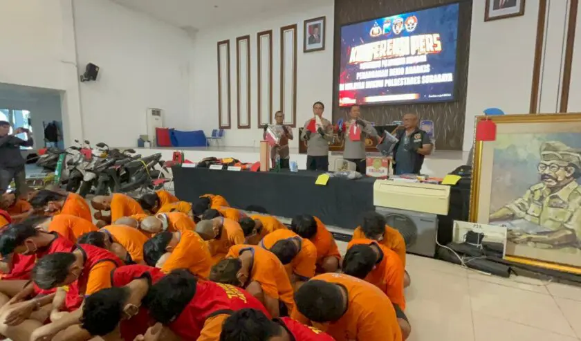Polda Jatim Tetapkan 8 Anak-Anak dan 1 Dewasa sebagai Tersangka Pembakar Gedung Negara Grahadi Surabaya.