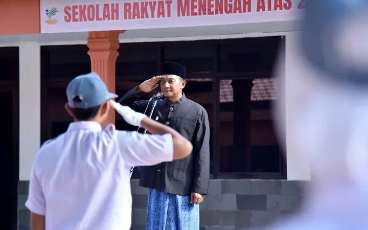 Pimpin Upacara Bendera Hari Senin Di SRMA 23 Pacitan, Bupati: Banggalah Menjadi Yang Pertama