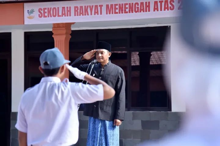Pimpin Upacara Bendera Hari Senin Di SRMA 23 Pacitan, Bupati: Banggalah Menjadi Yang Pertama