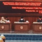 BUPATI KOTAWARINGIN BARAT SAMPAIKAN NOTA KEUANGAN DAN TIGA RANPERDA STRATEGIS PADA RAPAT PARIPURNA DPRD