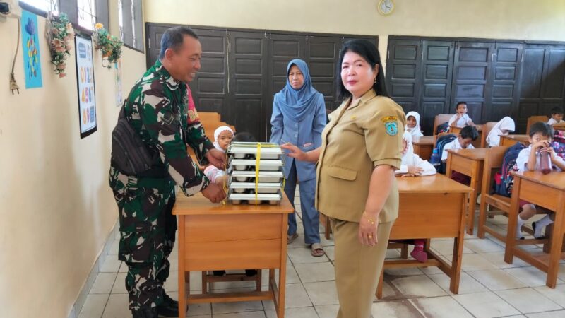 Dukung Program Pemerintah, Babinsa Dampingi Pelayanan Makan Bergizi Gratis