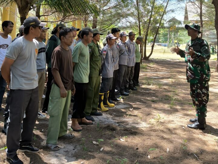 Kodim 1015/Sampit Melalui Koramil 1015-01/MHS Bersama Satpol PP dan BPBD Kabupaten Kotim Berikan Sosialisasi Penanggulangan Bencana Kepada Satlinmas.
