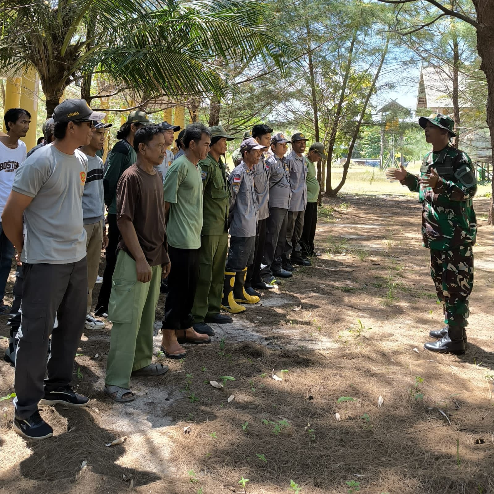 Kodim 1015/Sampit Melalui Koramil 1015-01/MHS Bersama Satpol PP dan BPBD Kabupaten Kotim Berikan Sosialisasi Penanggulangan Bencana Kepada Satlinmas.